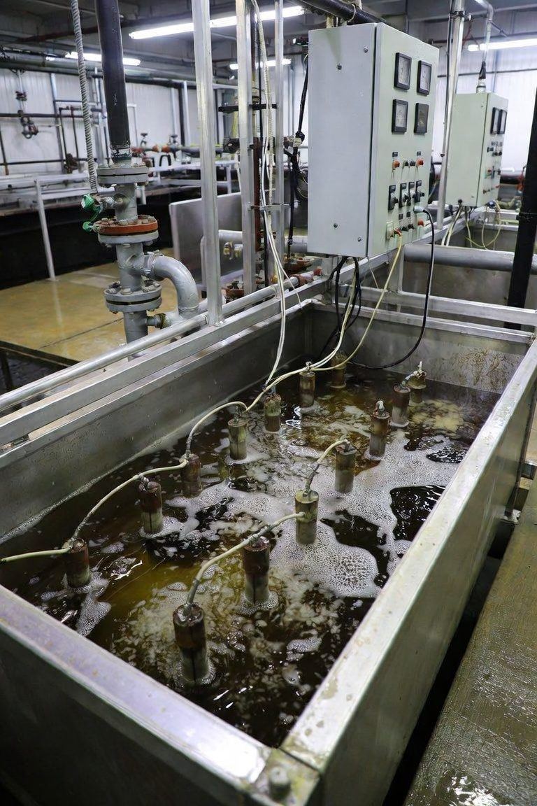 Electrocoagulation treatment tank with electrode array